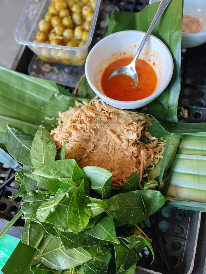 Món nem ăn với lá sung nức tiếng Hà Nội - 1