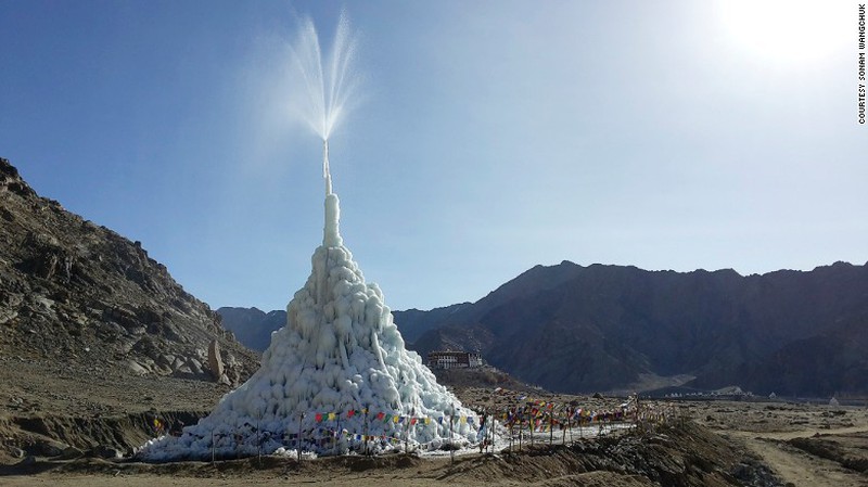 Kỳ lạ tháp băng khổng lồ mọc lên giữa sa mạc Ấn Độ - 1
