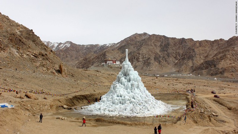 Kỳ lạ tháp băng khổng lồ mọc lên giữa sa mạc Ấn Độ - 3
