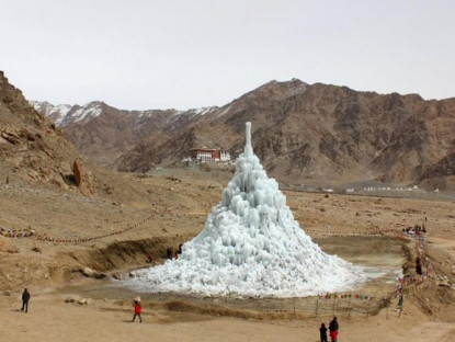 Chuyện hay - Kỳ lạ tháp băng khổng lồ mọc lên giữa sa mạc Ấn Độ
