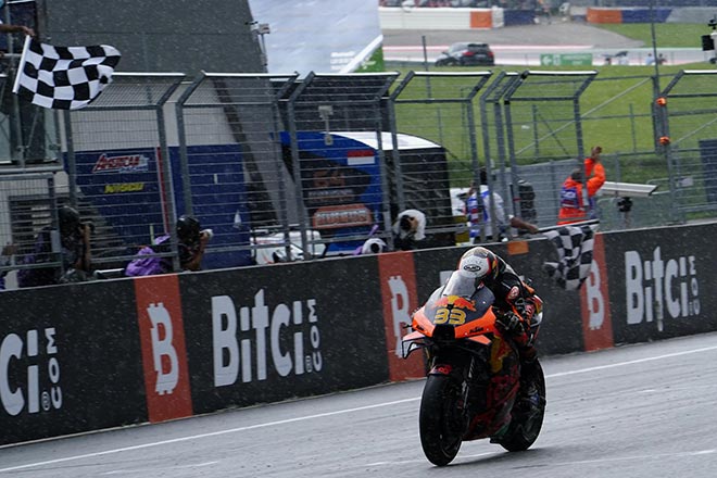 Đua xe MotoGP, chặng Austrian GP: Mưa là &#34;điểm nhấn&#34;, chủ nhà đăng quang với cái kết bất ngờ - 5