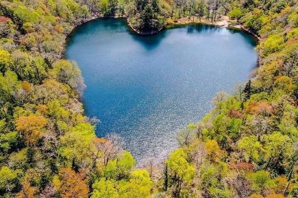 Chiêm ngưỡng hồ nước hình trái tim tự nhiên đẹp như mơ ở Nhật Bản - 2