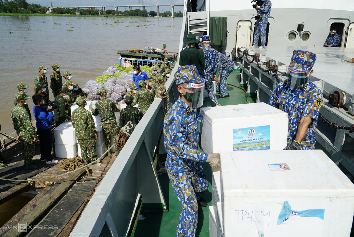 Tàu Hải quân chở hàng cứu trợ từ miền Tây về TP.HCM - 3