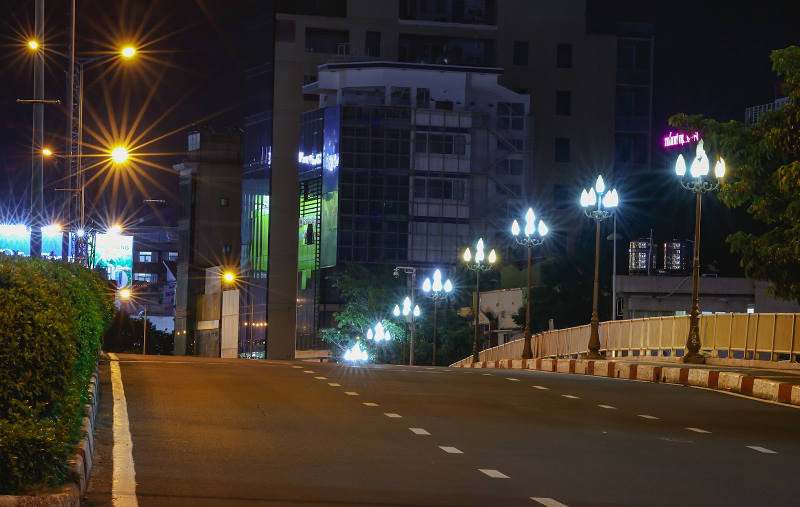 “Bổ túc” đường phố Sài Gòn lúc lên đèn dành cho người ở nhà lâu quá - 10