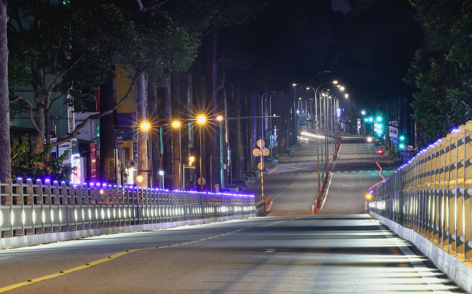 “Bổ túc” đường phố Sài Gòn lúc lên đèn dành cho người ở nhà lâu quá - 12