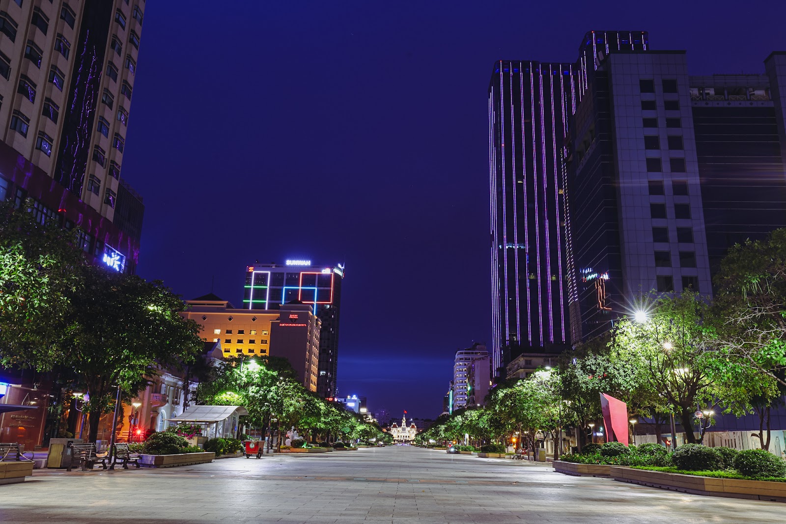 “Bổ túc” đường phố Sài Gòn lúc lên đèn dành cho người ở nhà lâu quá - 4