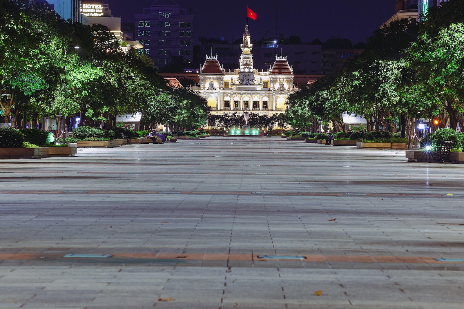 “Bổ túc” đường phố Sài Gòn lúc lên đèn dành cho người ở nhà lâu quá - 5
