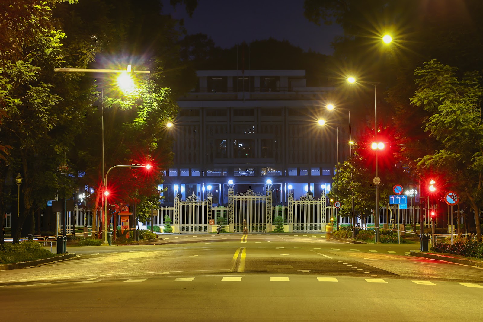 “Bổ túc” đường phố Sài Gòn lúc lên đèn dành cho người ở nhà lâu quá - 6
