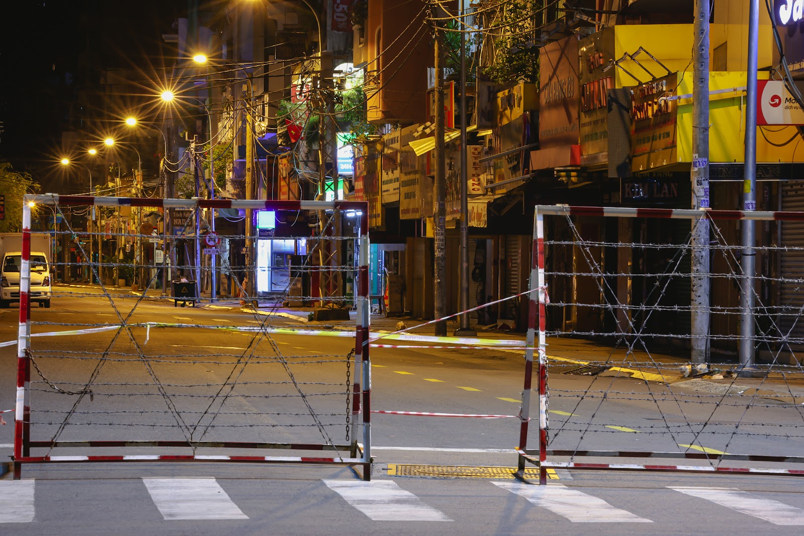 “Bổ túc” đường phố Sài Gòn lúc lên đèn dành cho người ở nhà lâu quá - 8