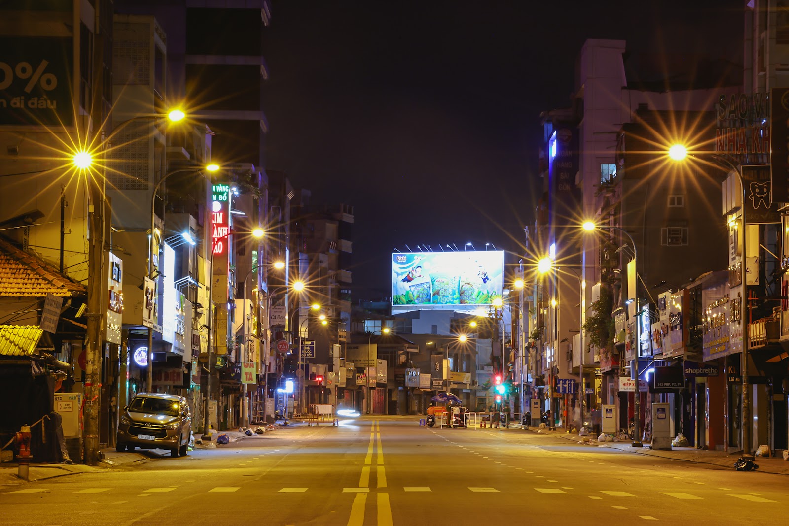 “Bổ túc” đường phố Sài Gòn lúc lên đèn dành cho người ở nhà lâu quá - 9