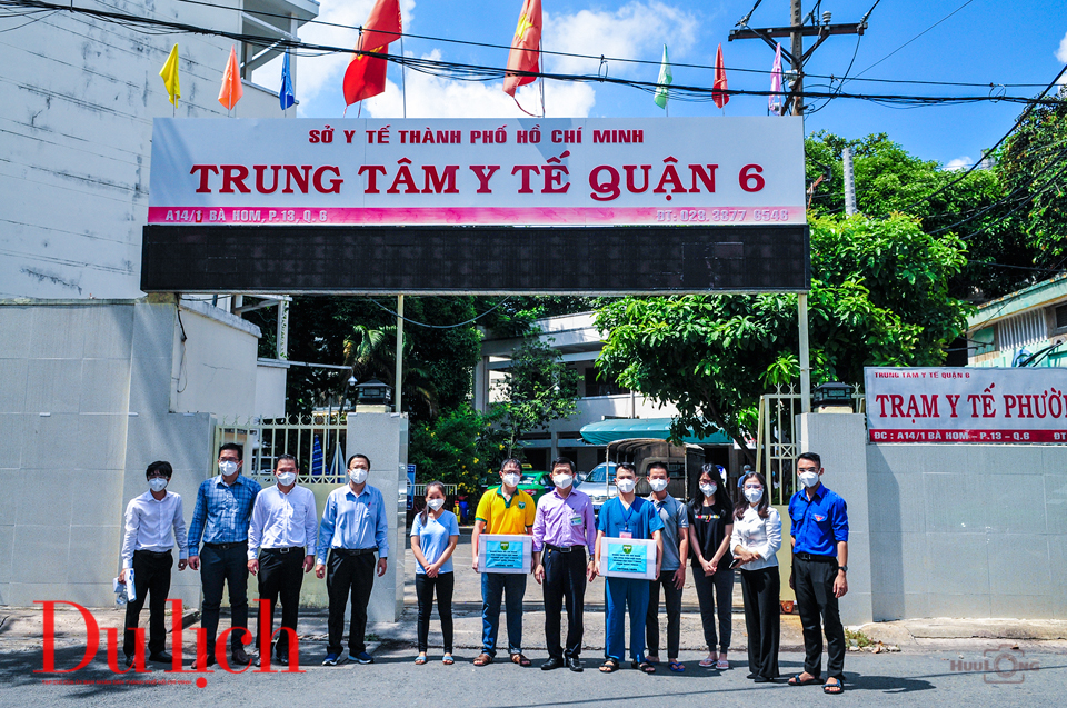 Sinh viên Đại học Y Phạm Ngọc Thạch căng mình trên tuyến đầu chống dịch - 1