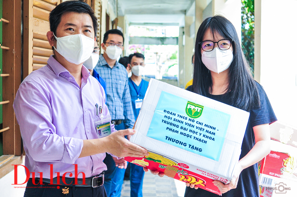 Sinh viên Đại học Y Phạm Ngọc Thạch căng mình trên tuyến đầu chống dịch - 4