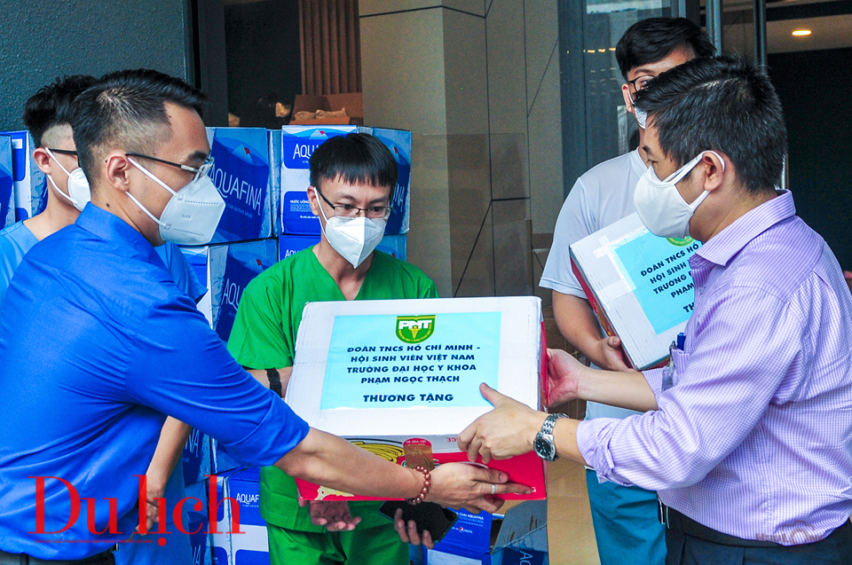 Sinh viên Đại học Y Phạm Ngọc Thạch căng mình trên tuyến đầu chống dịch - 3