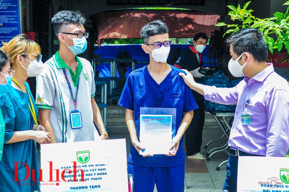 Sinh viên Đại học Y Phạm Ngọc Thạch căng mình trên tuyến đầu chống dịch - 5