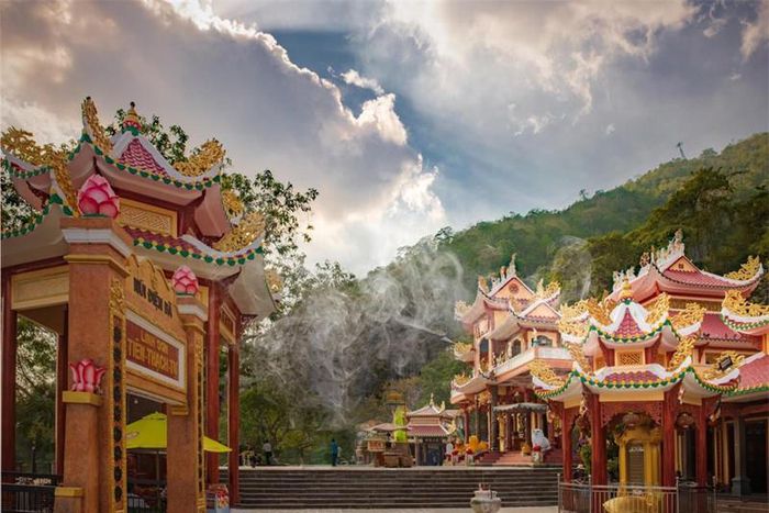 Khám phá những đỉnh núi linh thiêng hút khách thập phương nhất Việt Nam - 4