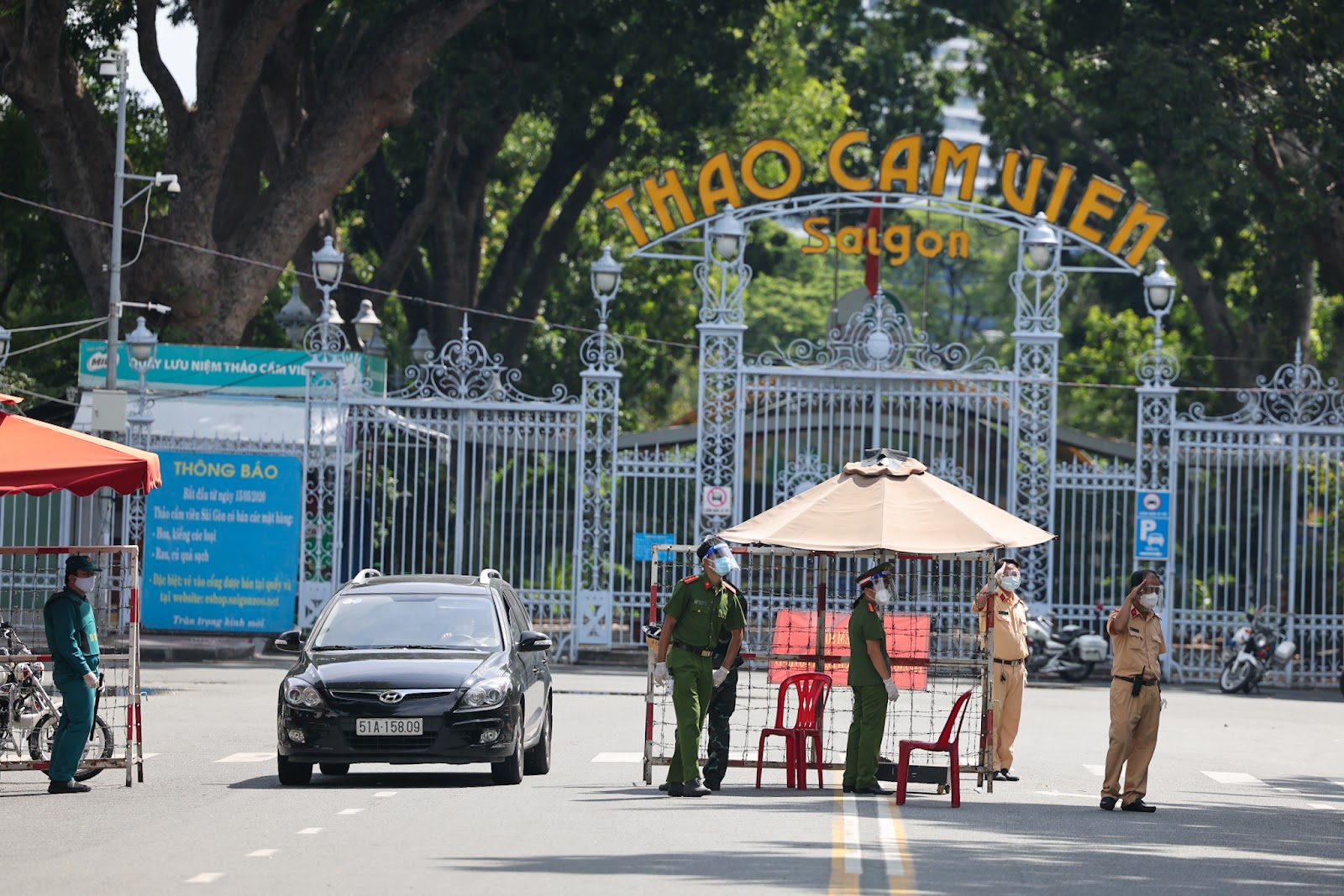 Bộ đội gác chốt tại TP.HCM ngày đầu siết giãn cách - 16