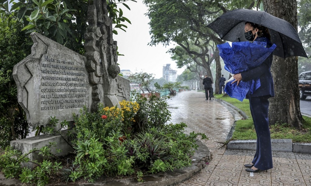 Bà Harris đội mưa tới hồ Trúc Bạch viếng mộ cố thượng nghị sĩ John McCain - 1