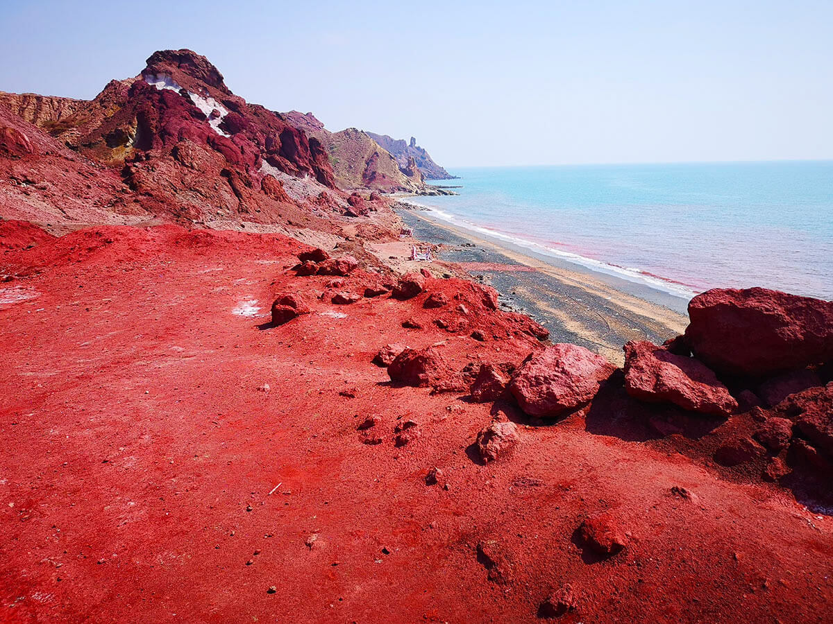 Bãi biển sóng đánh vào bờ chuyển màu đỏ rực kỳ lạ nhất thế giới - 1