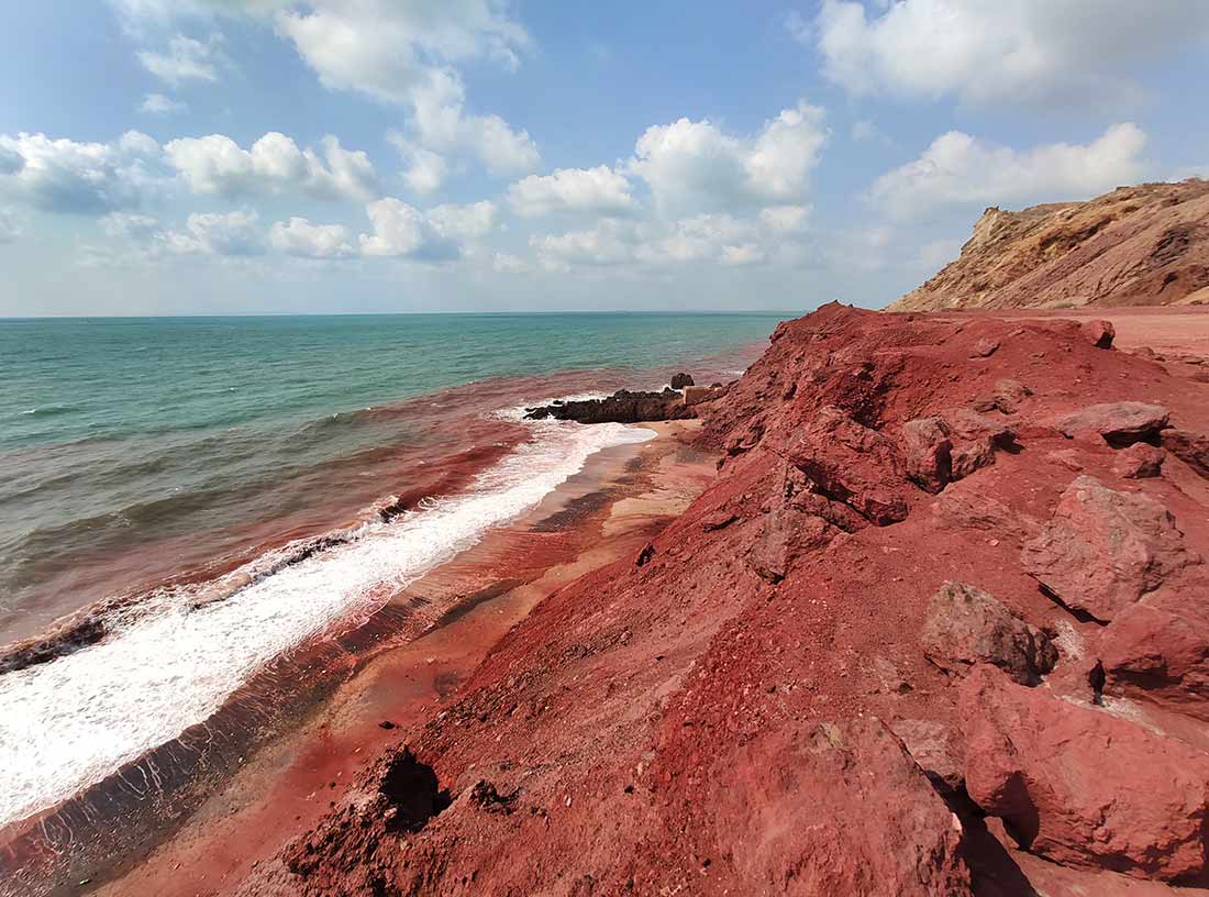 Bãi biển sóng đánh vào bờ chuyển màu đỏ rực kỳ lạ nhất thế giới - 2