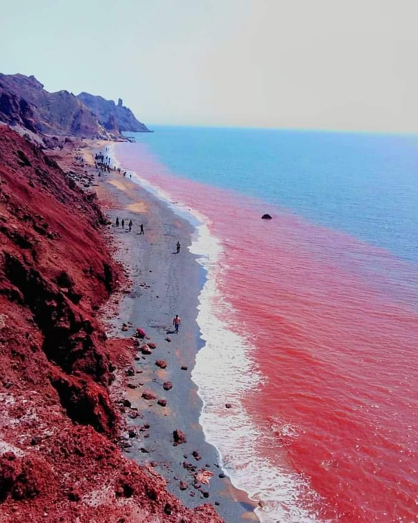 Bãi biển sóng đánh vào bờ chuyển màu đỏ rực kỳ lạ nhất thế giới - 5