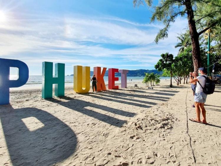 Du khách hủy phòng khách sạn, vội vã rời Phuket