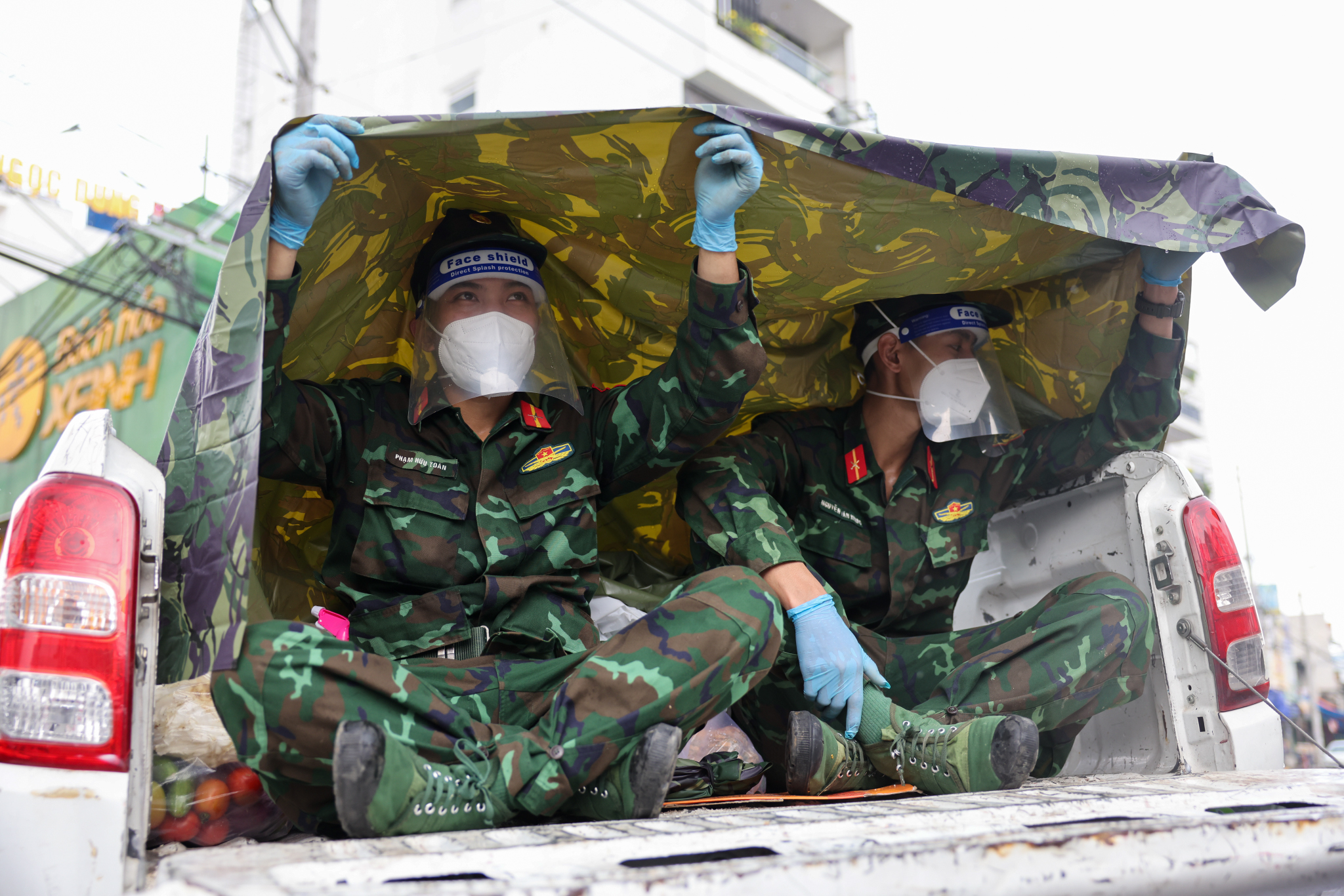 Những anh lính trẻ dầm mưa đội nắng mang quà tiếp tế cho người dân - 2
