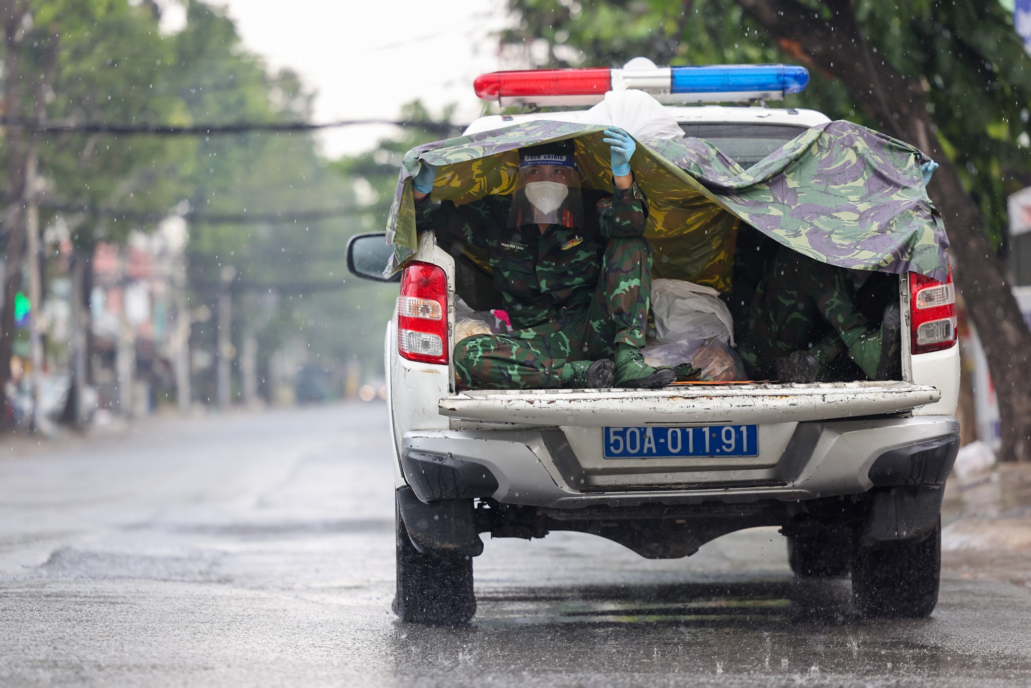 Những anh lính trẻ dầm mưa đội nắng mang quà tiếp tế cho người dân - 1