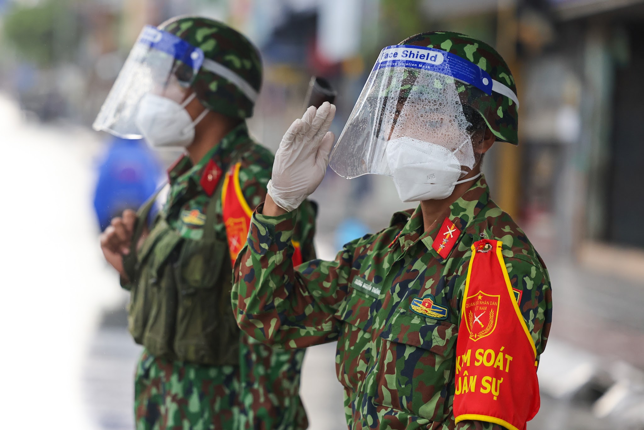 Những anh lính trẻ dầm mưa đội nắng mang quà tiếp tế cho người dân - 11