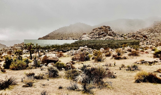 Căn nhà vô hình giữa sa mạc có giá 2.700 USD mỗi đêm - 1