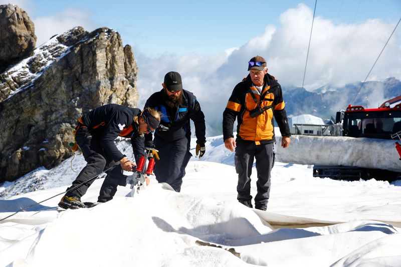 Thụy Sĩ dùng nhiều tấm phủ đặc biệt để “đắp chăn” cho băng tuyết - 2