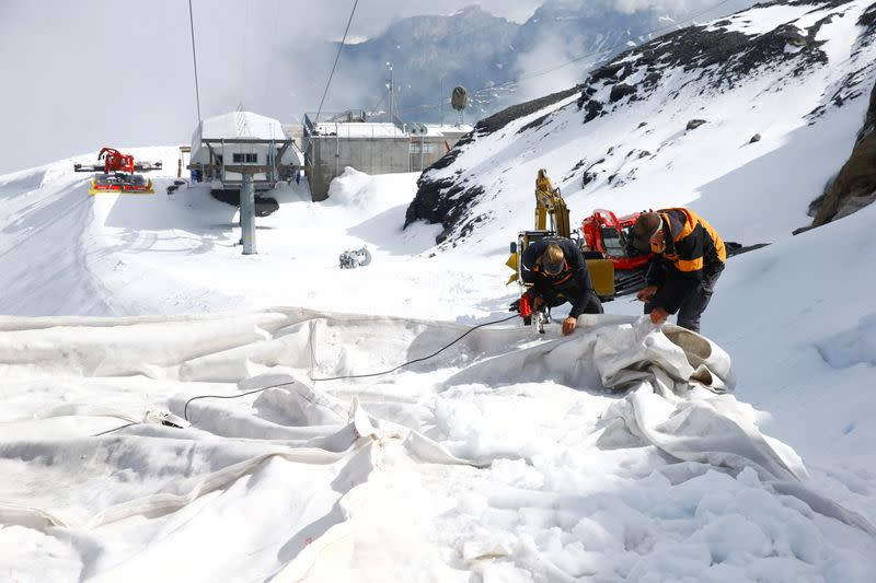 Thụy Sĩ dùng nhiều tấm phủ đặc biệt để “đắp chăn” cho băng tuyết - 3
