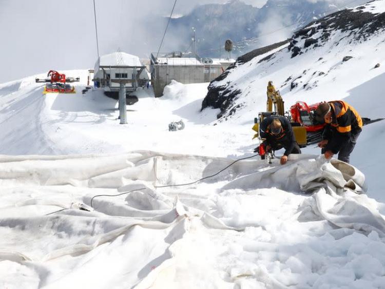 Thụy Sĩ dùng nhiều tấm phủ đặc biệt để “đắp chăn” cho băng tuyết