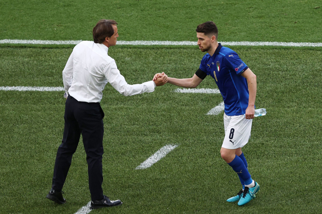 Tin mới nhất bóng đá tối 30/8: Thuyền trưởng ĐT Italia tin Jorginho sẽ giành QBV - 1
