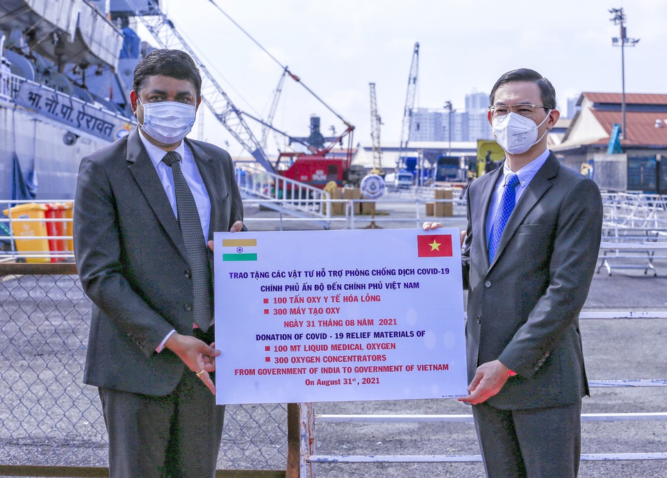 TP.HCM tiếp nhận 100 tấn oxy từ tàu chiến Ấn Độ - 2