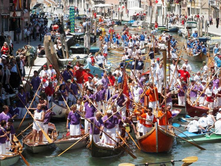 Lễ hội đua thuyền quý tộc rực rỡ màu sắc ở Italia