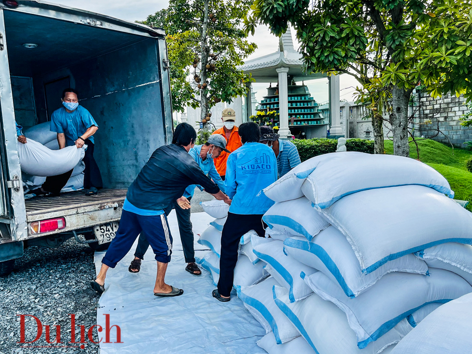 Hàng tấn gạo và rau xanh trao tặng người dân huyện Bình Chánh - 3