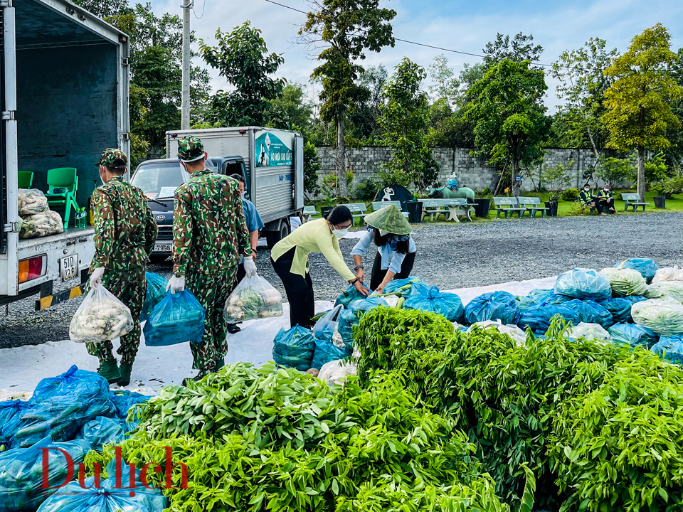 Hàng tấn gạo và rau xanh trao tặng người dân huyện Bình Chánh - 4