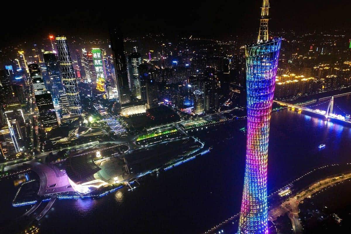 Ngọn tháp cao nổi tiếng Trung Quốc, cong mềm mại như "siêu mẫu" - 1