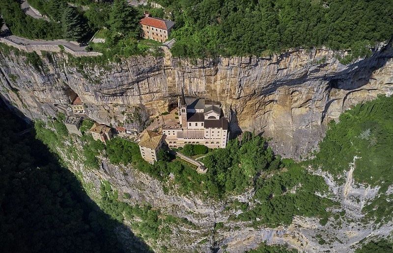 Tòa nhà cổ kính nằm cheo leo trên vách núi cao gần 800 mét ở châu Âu - 3