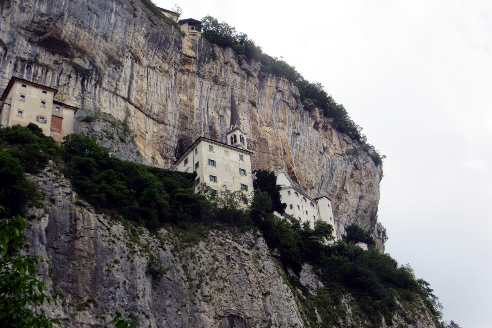 Tòa nhà cổ kính nằm cheo leo trên vách núi cao gần 800 mét ở châu Âu - 4