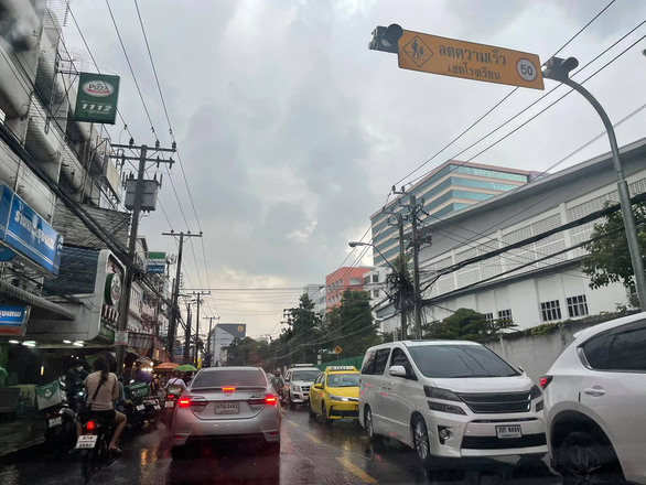Thái Lan thử nghiệm chung sống với COVID-19, Bangkok kẹt xe lại từ sáng - 1