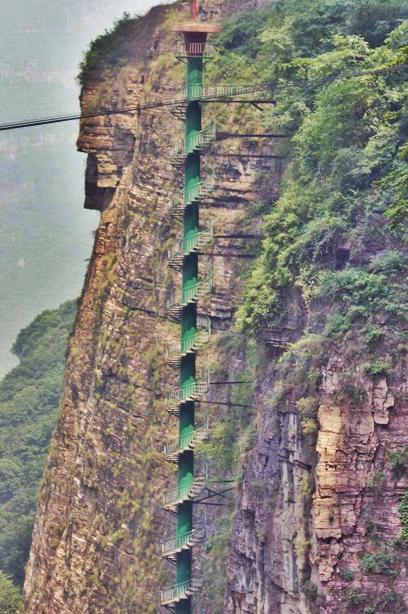 Chóng mặt với cầu thang xoắn ốc cao 100 mét trên dãy núi Trung Quốc - 1