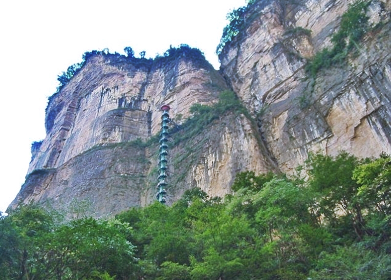 Chóng mặt với cầu thang xoắn ốc cao 100 mét trên dãy núi Trung Quốc - 3