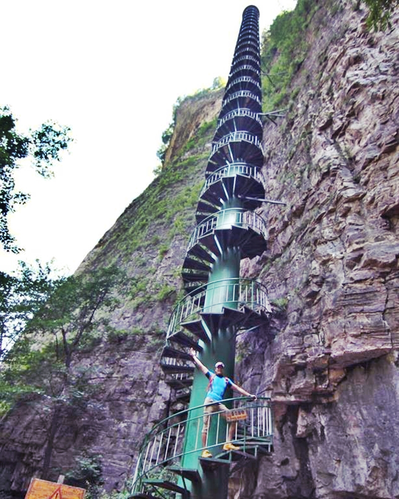 Chóng mặt với cầu thang xoắn ốc cao 100 mét trên dãy núi Trung Quốc - 6