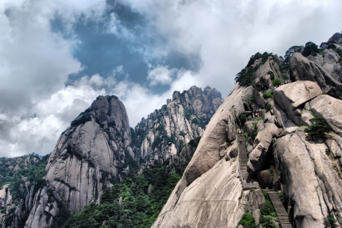 Chóng mặt với cầu thang xoắn ốc cao 100 mét trên dãy núi Trung Quốc - 7