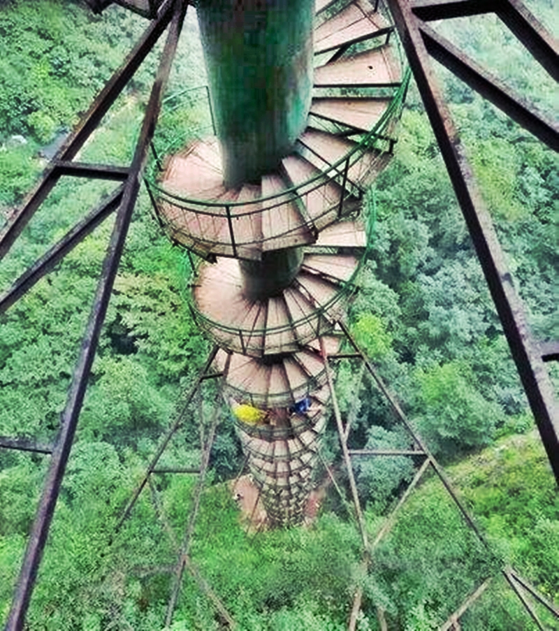 Chóng mặt với cầu thang xoắn ốc cao 100 mét trên dãy núi Trung Quốc - 2