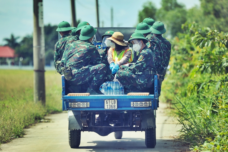 Bộ đội xuống ruộng vác lúa giúp người dân giữa mùa dịch - 2