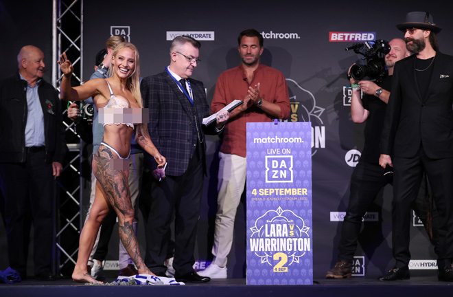 Nữ võ sĩ mặc bikini khuynh đảo võ đài Boxing, tung cú đấm gãy xương tay - 2
