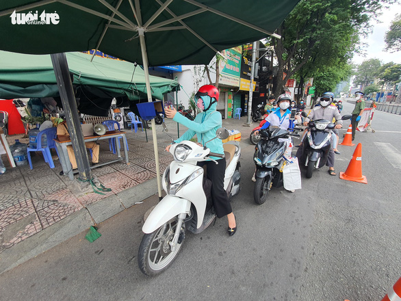 TP.HCM cho phép mở lại dịch vụ ăn uống, chỉ bán mang đi - 1