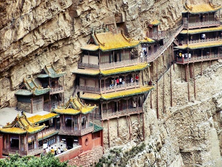Bí ẩn ngôi chùa huyền bí ngàn năm được treo trên vách núi cao